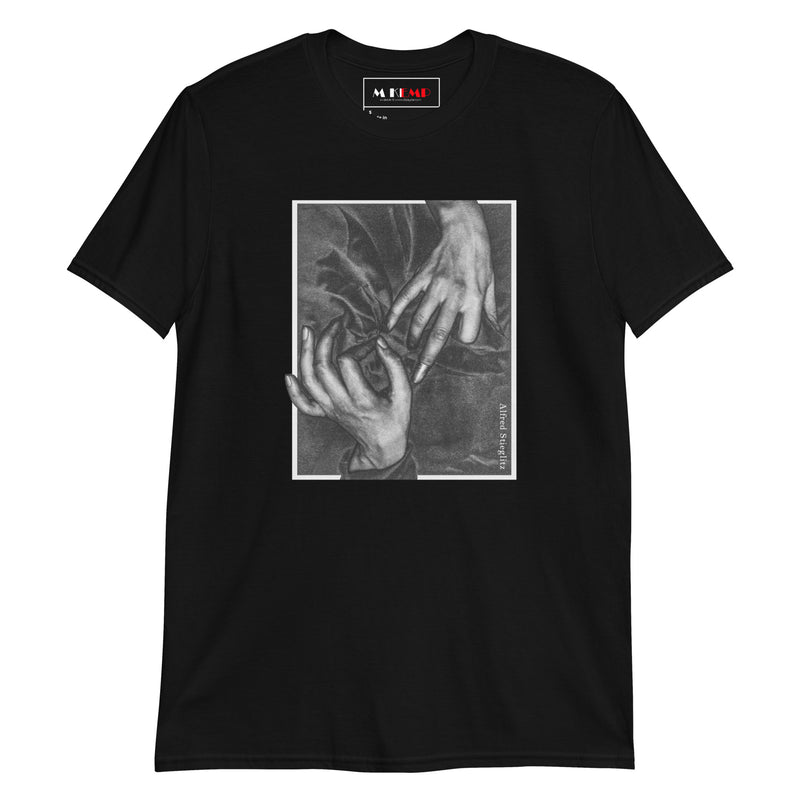 GEORGIA O’KEEFFE—HANDS AND THIMBLE (1919) BY ALFRED STIEGLITZ Short-Sleeve Unisex T-Shirt - Objet D'Art