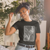 GEORGIA O’KEEFFE—HANDS AND THIMBLE (1919) BY ALFRED STIEGLITZ Short-Sleeve Unisex T-Shirt - Objet D'Art