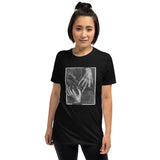 GEORGIA O’KEEFFE—HANDS AND THIMBLE (1919) BY ALFRED STIEGLITZ Short-Sleeve Unisex T-Shirt - Objet D'Art
