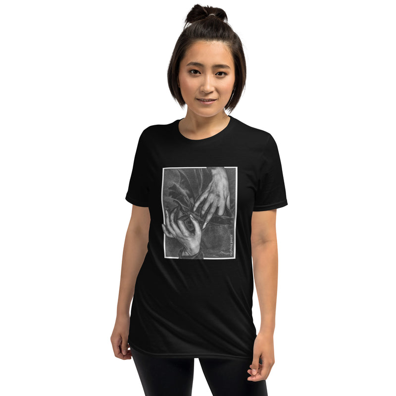 GEORGIA O’KEEFFE—HANDS AND THIMBLE (1919) BY ALFRED STIEGLITZ Short-Sleeve Unisex T-Shirt - Objet D'Art