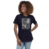 Georgia O’Keeffe—Hands and Thimble (1919) by Alfred Stieglitz Women's Relaxed T-Shirt - Objet D'Art