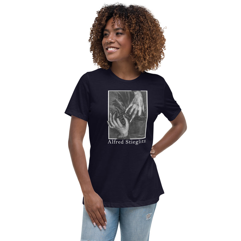 Georgia O’Keeffe—Hands and Thimble (1919) by Alfred Stieglitz Women's Relaxed T-Shirt - Objet D'Art